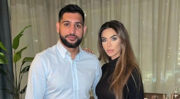Amir Khan, il pugile rapinato in strada con la moglie: «Pistola puntata in faccia, hanno preso l'orologio»