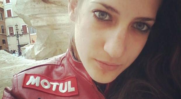 Roma, i funerali di Elena uccisa dall'asfalto killer: palloncini bianchi e il rombo delle moto