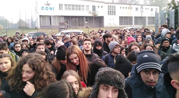 Benevento, scuole chiuse per gelo: studenti in corteo alla Provincia
