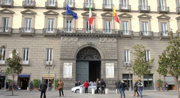 Coronavirus a Napoli, nuove regole a Palazzo San Giacomo: tutti al lavoro con le mascherine