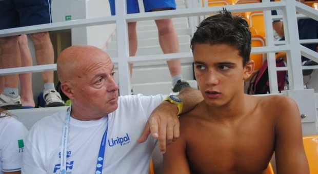 Matteo Ciampi con il suo primo allenatore, Roberto Pellegrini, all'Ambranuoto Latina