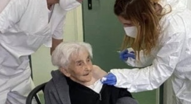 A 102 anni nonna Ausilia si vaccina e diventa simbolo anticovid