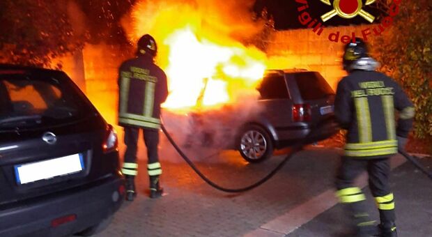 Salento, ennesimo incendio a un'auto: in fiamme una Volkswagen Passat
