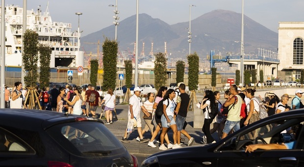 Folla di turisti al Beverello