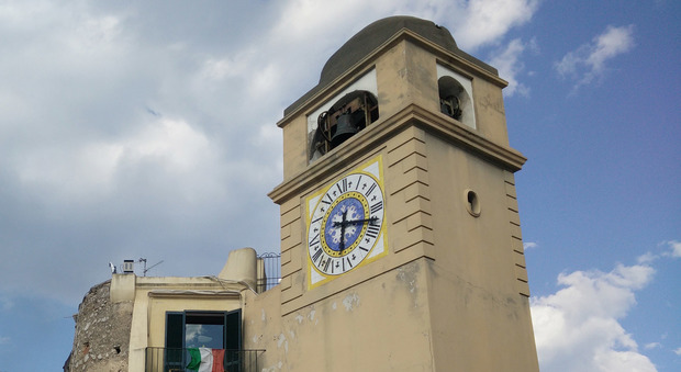 Capri, riparato l'orologio del campanile torna a scandire l'ora esatta