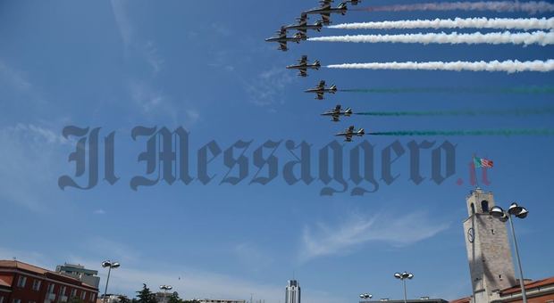Latina si tinge d'azzurro con il raduno nazionale dell'Aeronautica Il sorvolo delle Frecce tricolori