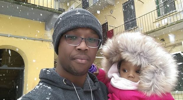 Bimba di 2 anni accoltellata a morte, il papà nega: «Io vittima di una rapina»