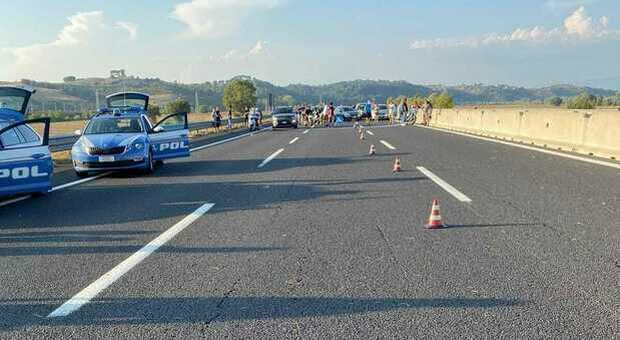 Roma, investito agente della polizia stradale sulla A1: è grave. Il messaggio dei colleghi: «Forza Daniele, non mollare»