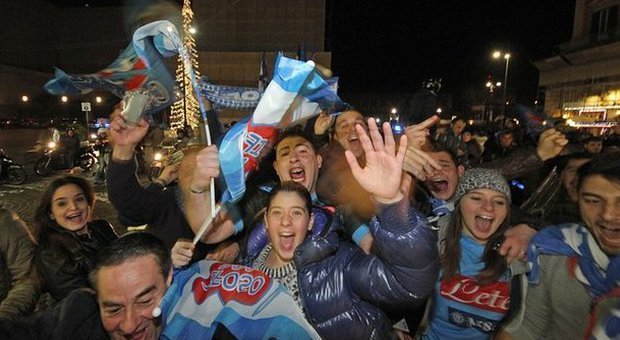La festa dei tifosi: fuochi d'artificio e caroselli come ai tempi di Maradona | Video