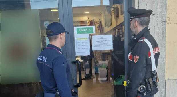 Ubriachi, risse e numerosi interventi di polizia e carabinieri: chiuso temporaneamente uno storico bar degli Archi ad Ancona
