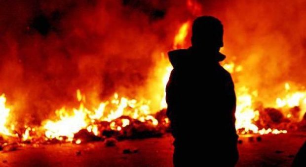 Incendiate le vetture di due fratelli: nel mirino i figli dell'ex sindaco