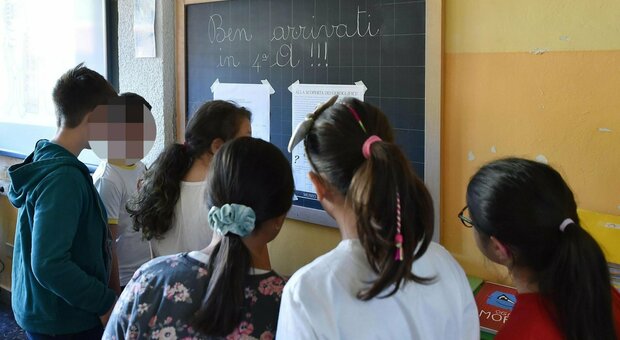 Covid a scuola, a Napoli casi di positività già in 30 scuole: «Ma le classi restano sicure»