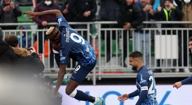 Il Napoli vince a Venezia e si inserisce nella lotta scudetto: Osimhen torna al gol