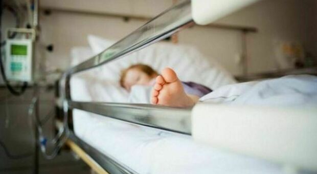 Genitori no vax negano il test covid al figlio di 4 anni in fin di vita: accusati di tentato omicidio
