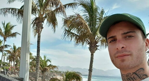 Gianmarco, 29 anni, morto a Tenerife in circostanze misteriose. Il padre: «Nessuno mi ha avvisato»