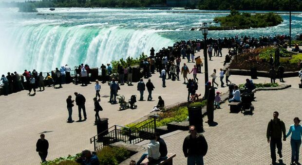 Cascate Niagara, dichiarato lo stato di emergenza per l'eclissi solare: in arrivo un milione di persone