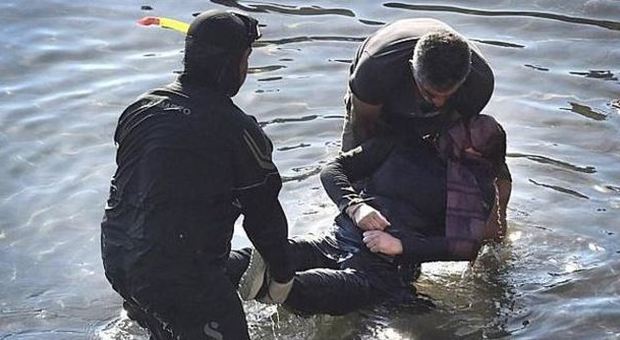 Migranti, altri due naufragi in Grecia: ventidue morti tra i quali 13 bambini