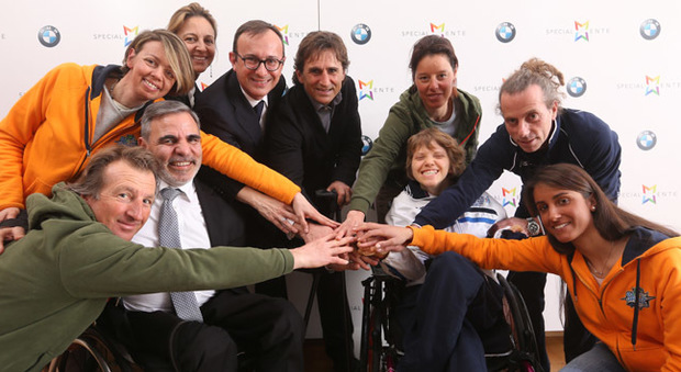 Al centro Alex zanardi ed il presidente di BMW Italia Sergio Solero con alcuni dei protagonisti del progetto SciAbile