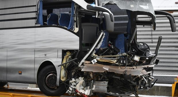 Lo schianto del bus low cost, morta un'italiana