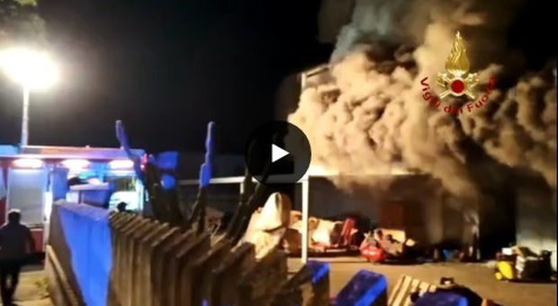 Vasto incendio in un capannone commerciale: il fuoco domato dopo molte ore