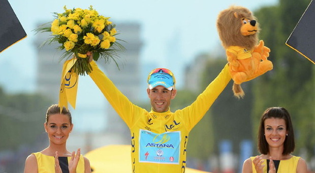 Vincenzo Nibali in trionfo a Parigi Dopo 16 anni un italiano vince il Tour Le congratulazioni di Napolitano