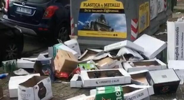 Napoli, il lungomare invaso dai cartoni: «Una figura orribile, servono controlli e sanzioni»