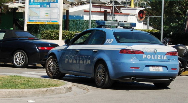 Una pattuglia della polizia sul lungomare di Civitanova