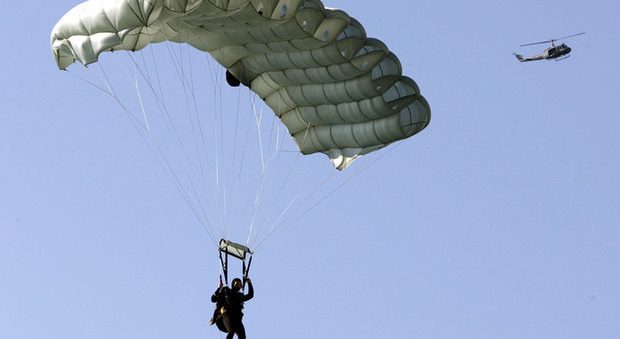 Incidente nel lucchese, feriti due giovani paracadutisti durante un addestramento