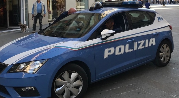 Ancona, ruba due taniche di benzina per incendiare l'esterno di un locale: in manette un 50enne