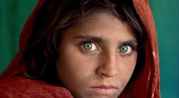 Arrestata Sharbat, la 'ragazza afghana' del National Geographic: aveva i documenti falsi