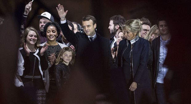 Il sostegno del clan Macron: da Brigitte a Emma la famiglia allargata come segnale di forza