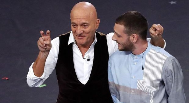 Sanremo 2019, Anastasio incursione sul palco dell'Ariston. I fan su Twitter: «Che bella sorpresa»