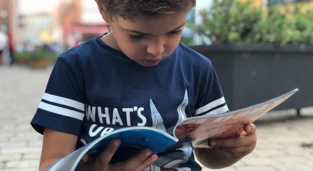 I bambini imparano più con i libri illustrati che con i tablet: la scienza sfata il falso mito