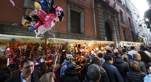 Napoli, festa a San Gregorio Armeno: si accendono le luci sui maestri del presepe