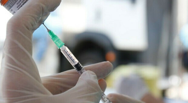 Covid, dati allarmanti dalle Rsa: «Il personale sanitario rifiuta il vaccino»