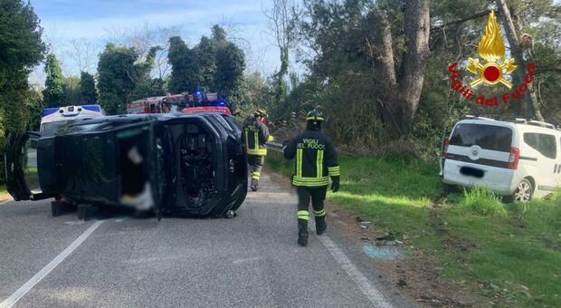 Pesaro, auto ribaltata e furgoncino fuori strada dopo lo schianto sulla Panoramica: un conducente estratto dalle lamiere