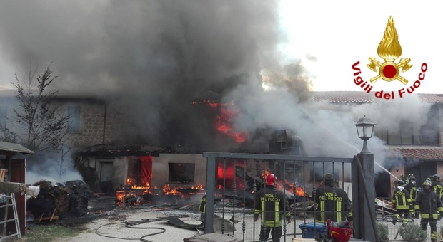 Esplode incendio in un capannone di mobili antichi, pompieri all'opera per evitare che si propaghi