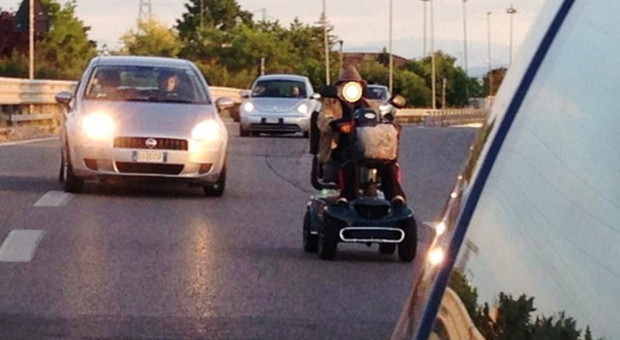 In superstrada contromano con la sedia a rotelle sulla corsia di sorpasso