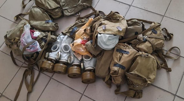 immagine Guerra nucleare, l'esercito ucraino mostra le maschere anti-gas sottratte ai prigionieri russi: «Dobbiamo fermarli»