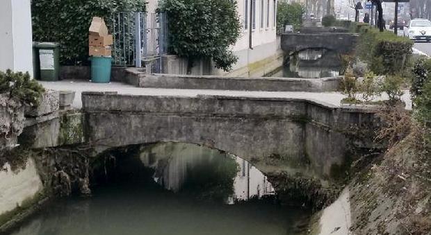 Padova, esce dall'asilo e cade nel fiume: il papà dell'amichetta si tuffa per salvarla