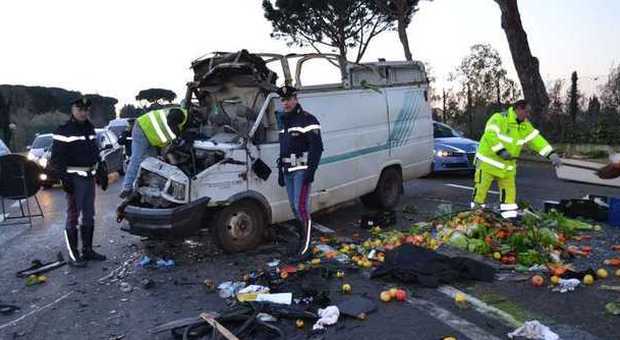 Via Appia, furgone si schianta contro bus Morta una donna, traffico in tilt