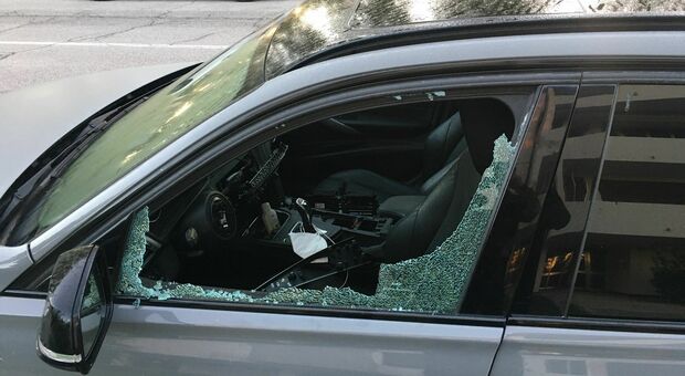 Spaccava i finestrini delle auto in sosta: preso un tunisino e subito espulso