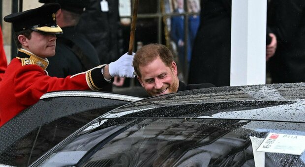 Principe Harry, la fuga dopo l'incoronazione: subito in aeroporto per tornare a casa a festeggiare il compleanno di Archie