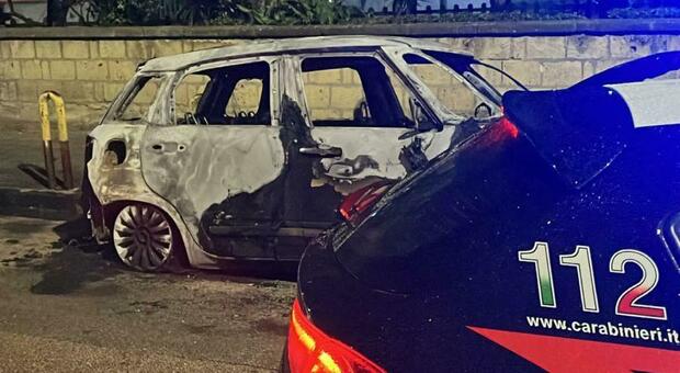 L'auto incendiata a Soccavo