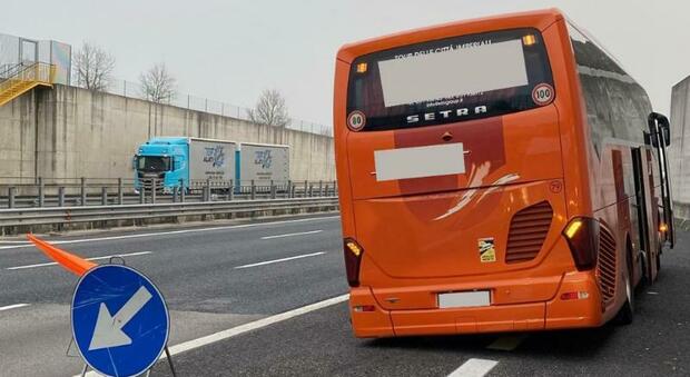 Autobus perde le ruote sul Passante di Mestre, l'autista riesce ad accostare: salvi 50 studenti in gita
