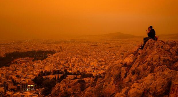 Grecia, cieli arancioni carichi di polveri del Sahara. L'incredibile fenomeno che preoccupa gli esperti
