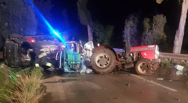Incidente gravissimo sulla statale: auto contro un mezzo agricolo, due morti a Ostuni