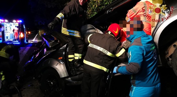 Pescara, in trappola nell'auto dopo l'incidente: per liberarlo i vigili del fuoco devono tagliare le lamiere