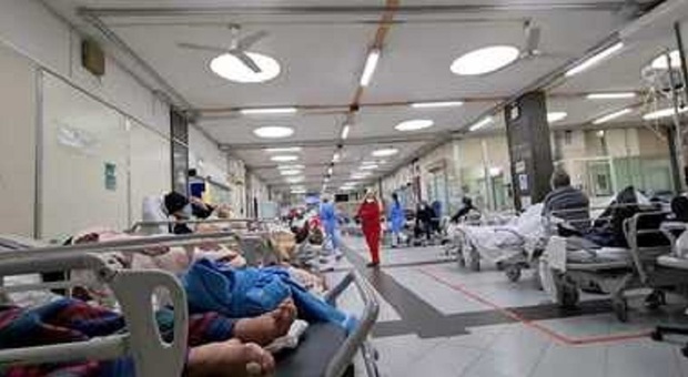 Covid a Napoli, incubo cluster nell'ospedale Cardarelli: «Troppi positivi nei reparti ordinari»