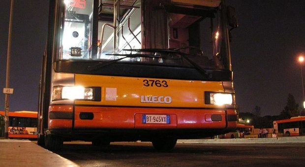 Napoli, autista aggredito nella notte mentre guida bus: tragedia sfiorata